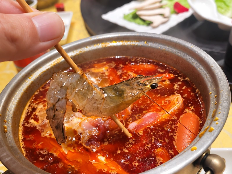 행운훠궈 1인용 훠궈 냄비에 새우를 넣는 모습