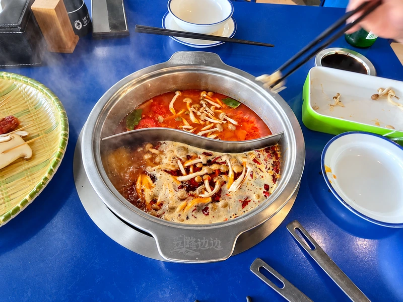 마닐라 마루비안비안 식당의 홍탕과 토마토탕 반반 훠궈
